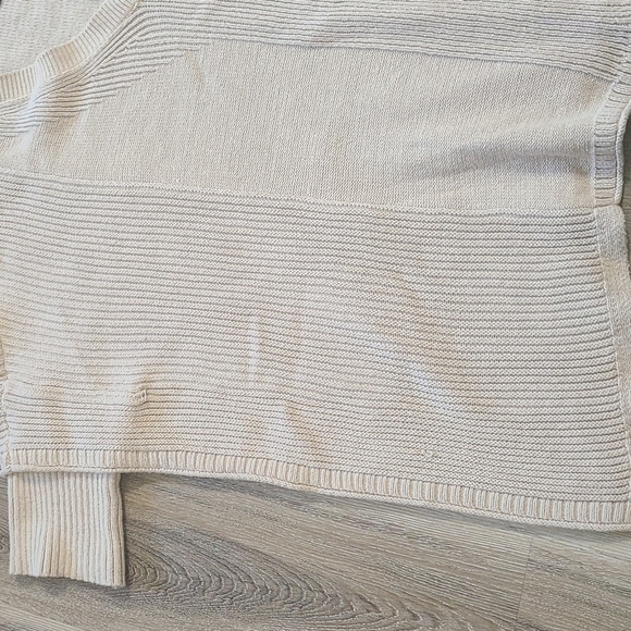 *HOST PICK*Vera Wang Sweater - Picture 2 of 5